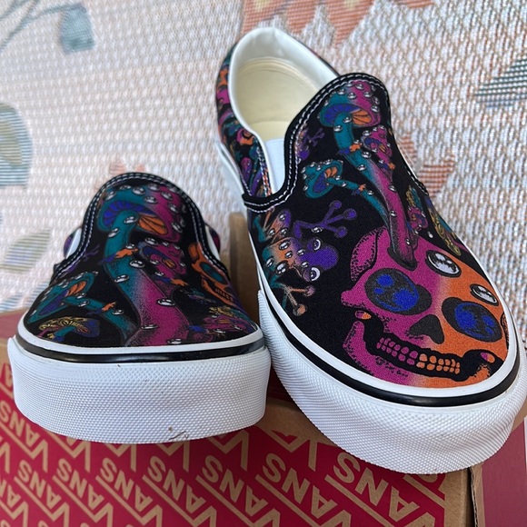 Vans Classic Slip-On
Trippy Drip Black Multi
VNOA7Q5DOZB
Men’s sneakers - Picture 7 of 16